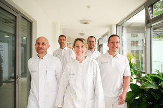 Ärztegruppe geht den Flur entlang