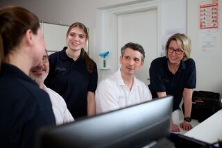 MVZ_Schlump_One_Teambesprechnung_am_Tresen